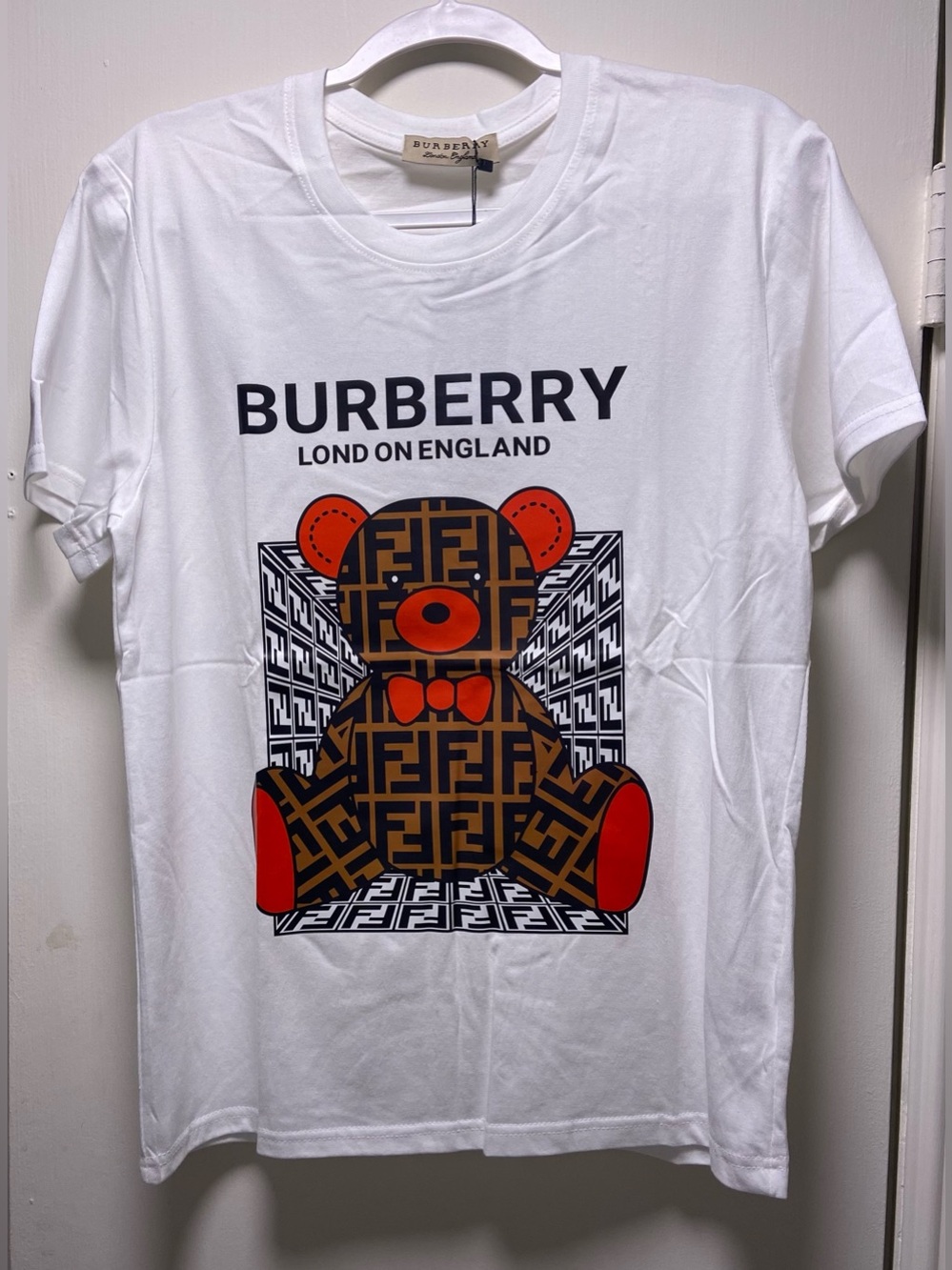 BURBERRY White Graphic T-shirt - Size L